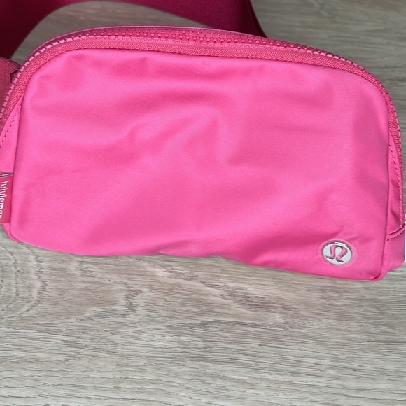 Lululemon Everywhere Belt Bag 1L Raspberry Coulis NWT - Picture 2 of 3